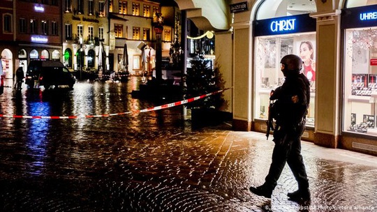 Đức: Xe điên phóng cuồng vào phố đi bộ giết chết 5 người - Ảnh 1.