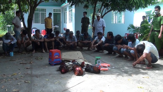 CLIP: Chạy tán loạn khi thấy công an, nhiều tay đá gà gục mặt lúc bị bắt - Ảnh 2.