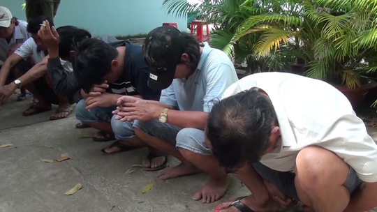 CLIP: Chạy tán loạn khi thấy công an, nhiều tay đá gà gục mặt lúc bị bắt - Ảnh 4.