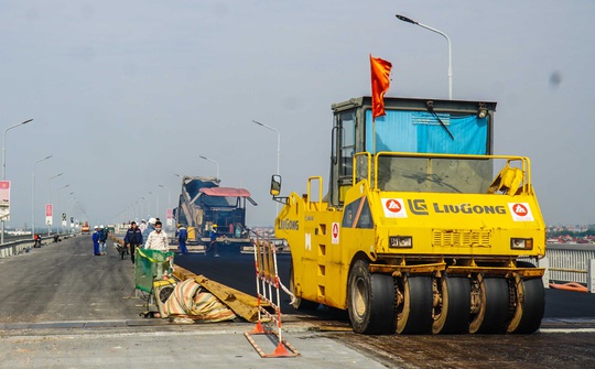 CLIP: Cận cảnh công nhân gấp rút sửa cầu Thăng Long chi phí 269 tỉ đồng - Ảnh 4.