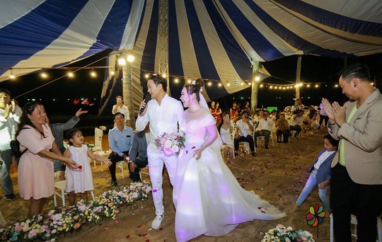 Quý Bình hát tặng vợ trong tiệc báo hỷ sang chảnh ở Phú Quốc - Ảnh 10.