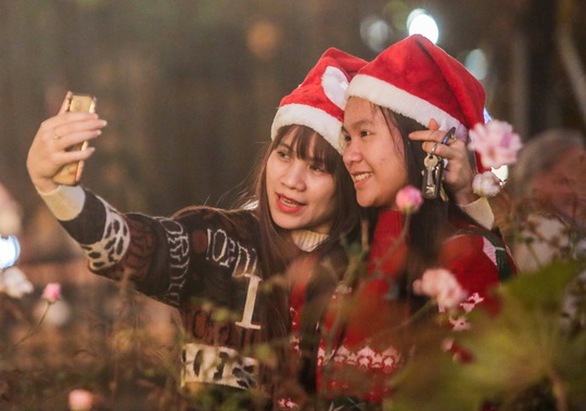 CLIP: Dòng người náo nức trong đêm Giáng sinh an lành, vui tươi ở Hà Nội và TP HCM - Ảnh 15.