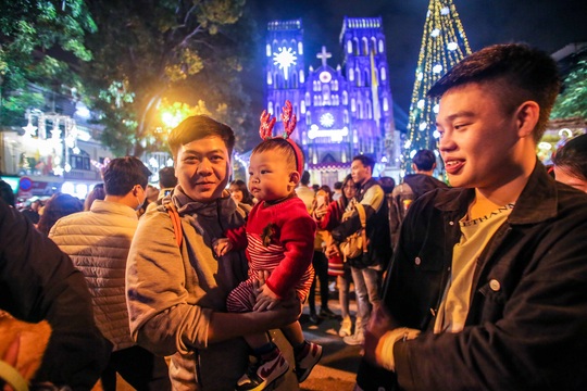 CLIP: Dòng người náo nức trong đêm Giáng sinh an lành, vui tươi ở Hà Nội và TP HCM - Ảnh 6.
