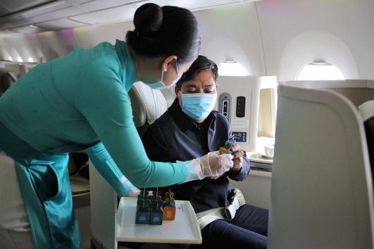 Vietnam Airlines tặng quà Giáng sinh cho hành khách hạng thương gia - Ảnh 7.