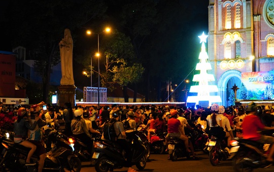 CLIP: Dòng người náo nức trong đêm Giáng sinh an lành, vui tươi ở Hà Nội và TP HCM - Ảnh 20.