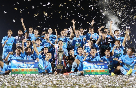 Cựu trợ lí trọng tài FIFA đưa Trường Đại học Cần Thơ đăng quang SV-League 2020 - Ảnh 1.