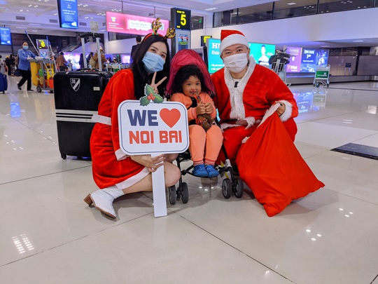 Khách nhí đến sân bay Nội Bài nhận ngay quà Giáng sinh - Ảnh 3.