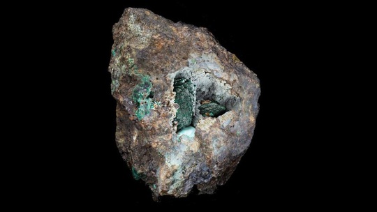 Viên đá vỡ lộ ra thứ quý hơn vàng, chưa từng thấy trên Trái Đất - Ảnh 1.