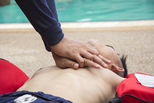 TP HCM: Một bé trai đuối nước ở hồ bơi, được vớt lên trong tình trạng tím tái - Ảnh 1.