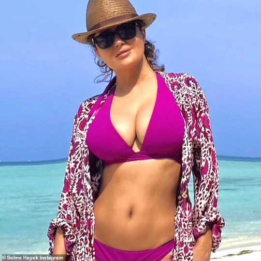 Người đẹp không tuổi Salma Hayek khoe dáng nuột nà với bikini tím mộng mơ - Ảnh 2.