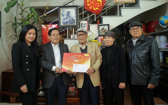 Mai vàng nhân ái thăm và tặng quà NSƯT Nguyễn Hồng Minh - Ảnh 1.