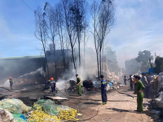 Cháy kho phế liệu ở Đồng Nai, cột khói bốc cao hàng chục mét - Ảnh 3.