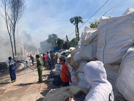 Cháy kho phế liệu ở Đồng Nai, cột khói bốc cao hàng chục mét - Ảnh 4.