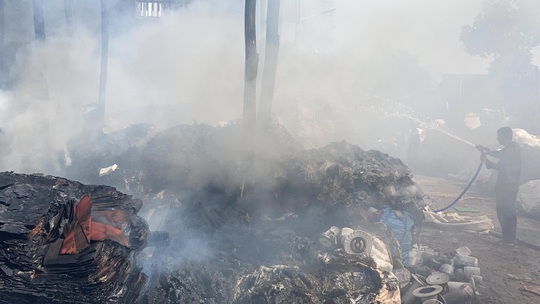 Cháy kho phế liệu ở Đồng Nai, cột khói bốc cao hàng chục mét - Ảnh 6.