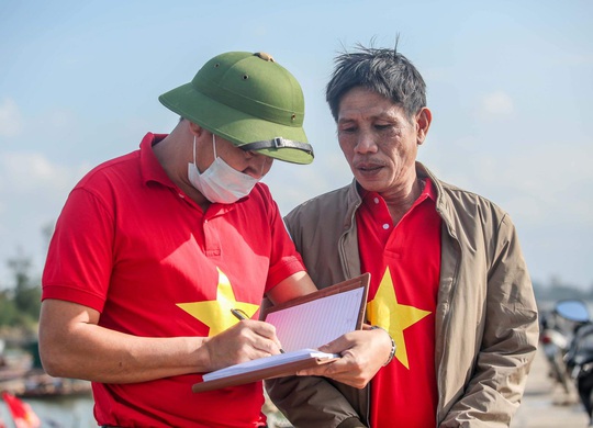 Báo Người Lao Động trao tặng 2.000 lá cờ Tổ quốc cho ngư dân tỉnh Nghệ An - Ảnh 5.