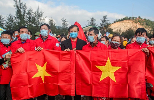 Báo Người Lao Động trao tặng 2.000 lá cờ Tổ quốc cho ngư dân tỉnh Nghệ An - Ảnh 6.