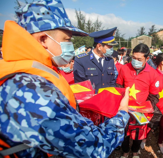 Báo Người Lao Động trao tặng 2.000 lá cờ Tổ quốc cho ngư dân tỉnh Nghệ An - Ảnh 9.