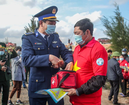 Báo Người Lao Động trao tặng 2.000 lá cờ Tổ quốc cho ngư dân tỉnh Nghệ An - Ảnh 10.