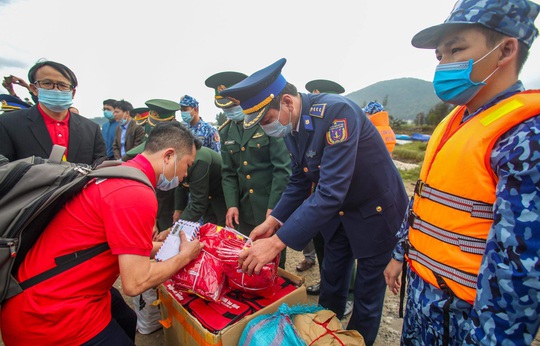 Báo Người Lao Động trao tặng 2.000 lá cờ Tổ quốc cho ngư dân tỉnh Nghệ An - Ảnh 13.