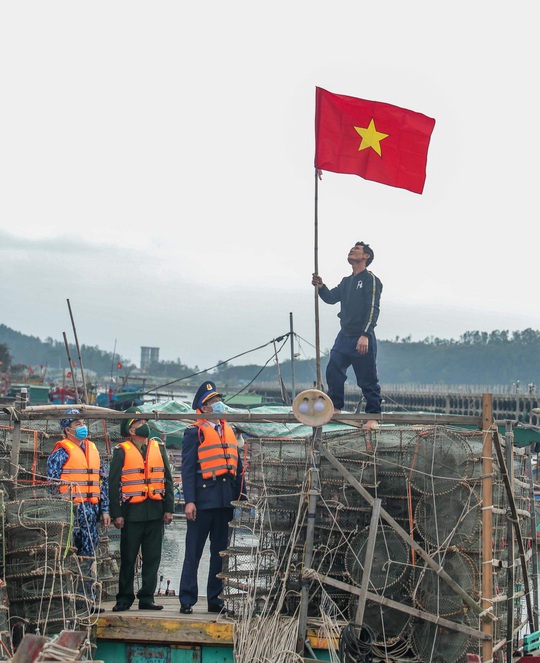 Báo Người Lao Động trao tặng 2.000 lá cờ Tổ quốc cho ngư dân tỉnh Nghệ An - Ảnh 15.