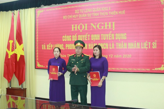 Thêm 2 người vợ liệt sĩ Rào Trăng được tuyển vào quân đội - Ảnh 1.