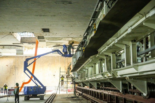 Cận cảnh lắp ráp robot đào hầm tuyến đường sắt đô thị Nhổn - ga Hà Nội - Ảnh 2.