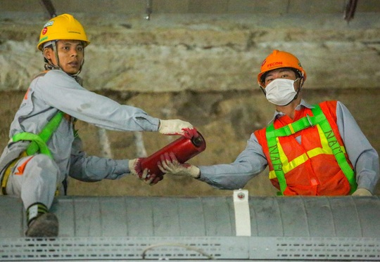 Cận cảnh lắp ráp robot đào hầm tuyến đường sắt đô thị Nhổn - ga Hà Nội - Ảnh 8.