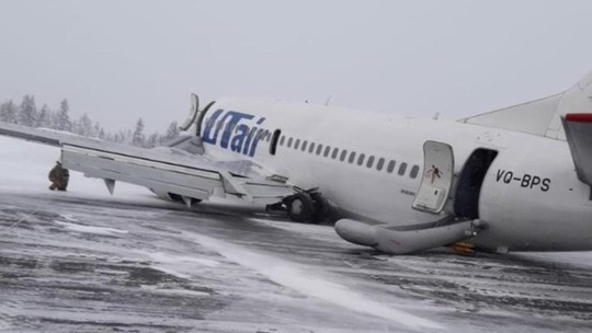 Càng bị lỗi, máy bay nằm sấp bụng trên cánh đồng tuyết ở Nga - Ảnh 1.