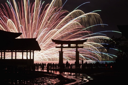 Nhật: Đảo Miyajima đánh thuế du khách để giảm nguy hiểm - Ảnh 1.