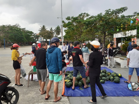 Một buổi sáng, người Hội An giải cứu hơn 7 tấn dưa hấu bí đường sang Trung Quốc - Ảnh 10.