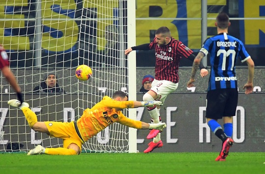 Ibrahimovic đua tài Lukaku, AC Milan thua sốc trận derby Milan - Ảnh 4.
