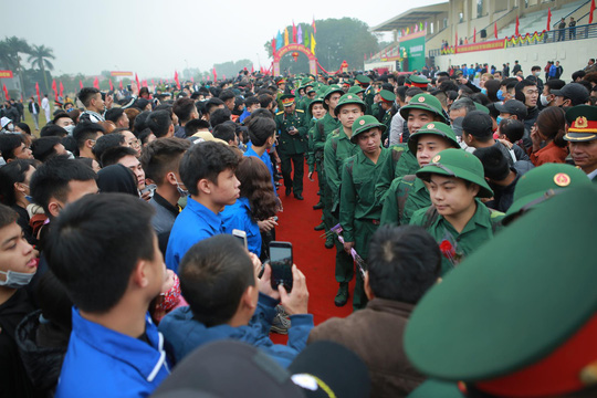 Hàng ngàn thanh niên Thủ đô đeo khẩu trang, đo thân nhiệt trước khi lên đường nhập ngũ - Ảnh 12.