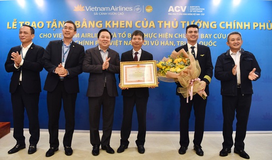 Thủ tướng tặng bằng khen tổ bay Vietnam Airlines thực hiện chuyến bay tới Vũ Hán - Ảnh 1.
