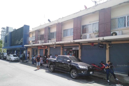 Buồn chuyện gia đình, xách súng nã liên tục lên trời giữa Bangkok - Ảnh 2.