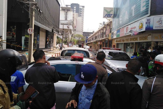 Buồn chuyện gia đình, xách súng nã liên tục lên trời giữa Bangkok - Ảnh 3.
