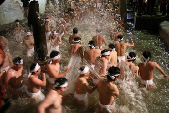 Bất chấp giá lạnh, hàng ngàn người tề tựu dự lễ hội khỏa thân ở Nhật Bản - Ảnh 2.