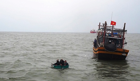 Tàu cá chìm ở Quảng Bình, 1 ngư dân mất tích - Ảnh 1.