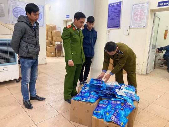 Phát hiện 300 thẻ đeo diệt virus nhập lậu tại cổng chợ thuốc Hapulico - Ảnh 1.