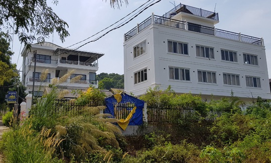Phạt người chủ mưu xịt nước sơn lên cổng rào nhà nghỉ ở Phú Quốc - Ảnh 2.