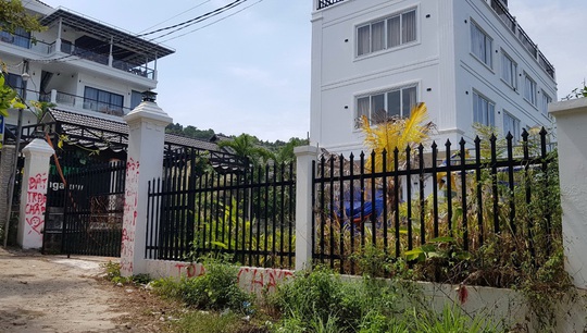 Phạt người chủ mưu xịt nước sơn lên cổng rào nhà nghỉ ở Phú Quốc - Ảnh 3.