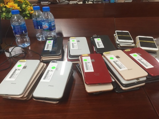 Bắt giữ lô iphone trị giá khoảng 3 tỉ đồng ở TP HCM - Ảnh 2.