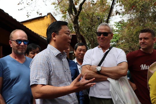 Dạo Hội An, Chủ tịch Quảng Nam nói với khách: Quảng Nam - điểm đến an toàn - Ảnh 3.
