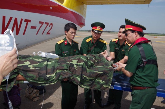 Cận cảnh dùng trực thăng cứu người khẩn cấp của Bệnh viện Quân y 175 - Ảnh 6.