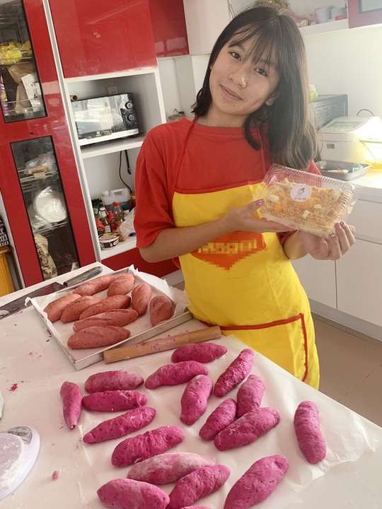 2 nữ sinh Phú Quốc đam mê làm bánh mì thanh long ruột đỏ - Ảnh 8.