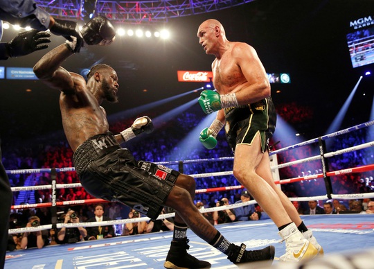 Tyson Fury hạ knock-out Wilder, đoạt đai vô địch WBC - Ảnh 2.