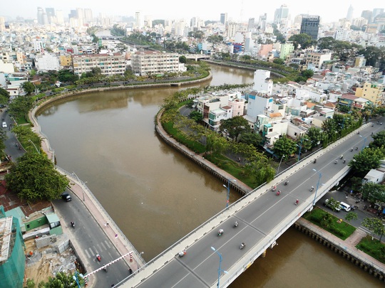 Bắt đầu nạo vét bùn dưới kênh Nhiêu Lộc - Thị Nghè - Ảnh 2.