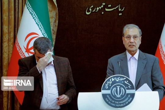 Covis-19: Clip Thứ trưởng Y tế Iran lau mồ hôi, ho ngay trong họp báo - Ảnh 1.