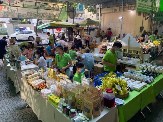 Nhiều người tò mò với bún dưa hấu và bánh tráng thanh long tại phiên chợ Xanh - Ảnh 1.