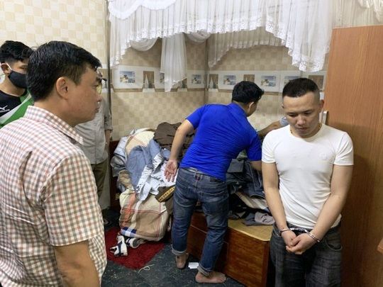 Đột kích tụ điểm đối tượng cộm cán ở Quảng Bình, phát hiện ma túy, súng và kiếm nhật - Ảnh 1.