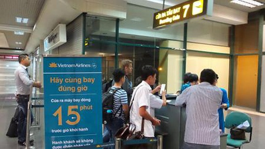 Tranh chỗ xếp hàng, 4 phụ nữ lao vào xô xát ngay cửa ra máy bay ở Nội Bài - Ảnh 1.